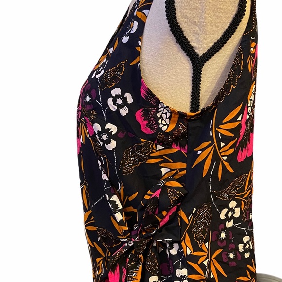 And Eawy M sleeveless floral print wrap blouse. - Picture 2 of 5